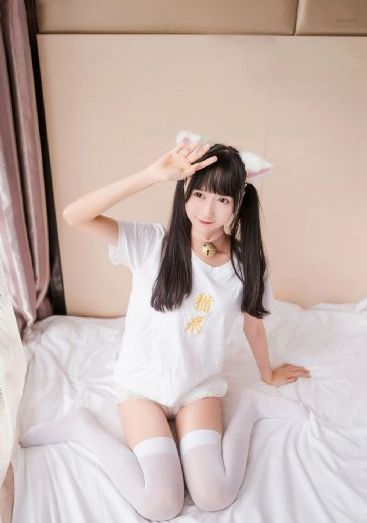 含着她两个硕大的乳峰视频