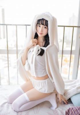 红唇滚滚